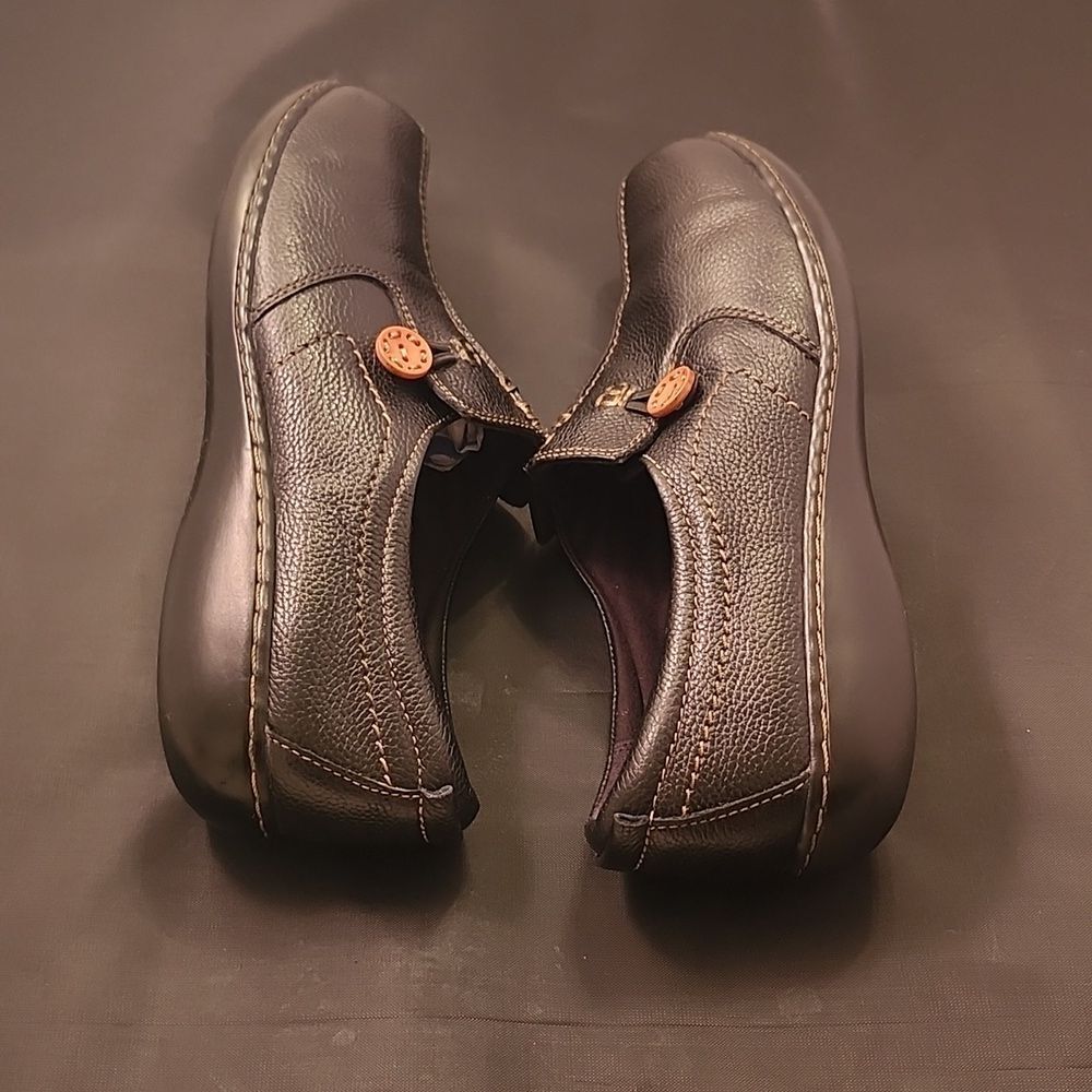 Clarks Un Loop Women's Slip-On Flat Shoe R3 - image 7